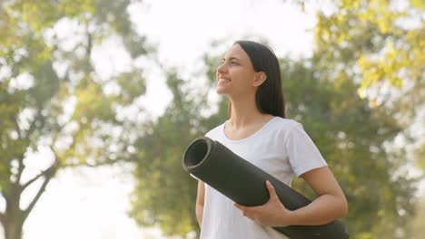 Indisches-Mädchen-Posiert-Morgens-Mit-Yogamatte-In-Einem-Park