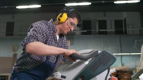 carpenter working with circular saw