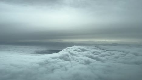 vista aérea desde una cabina volando a través de bonitas nubes de nieve invernal