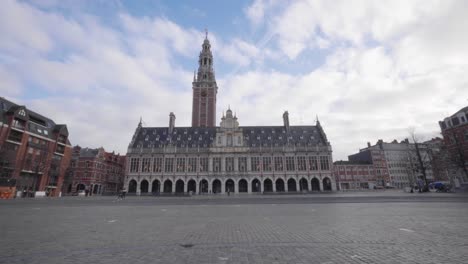 Vista-Frontal-De-La-Biblioteca-De-La-Universidad-Católica-Con-La-Torre-Del-Carillón,-Lovaina,-Bélgica