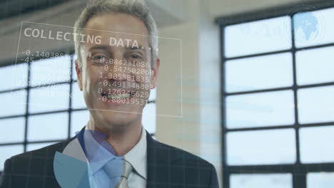 animación de estadísticas y procesamiento de datos sobre empresario caucásico sonriendo en la oficina