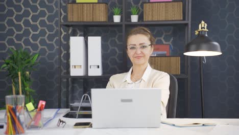 Confident-Business-woman-folds-his-arms-and-looks-at-camera.