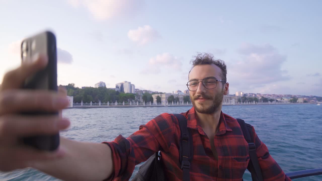 Jovem tirando selfie com o celular na balsa