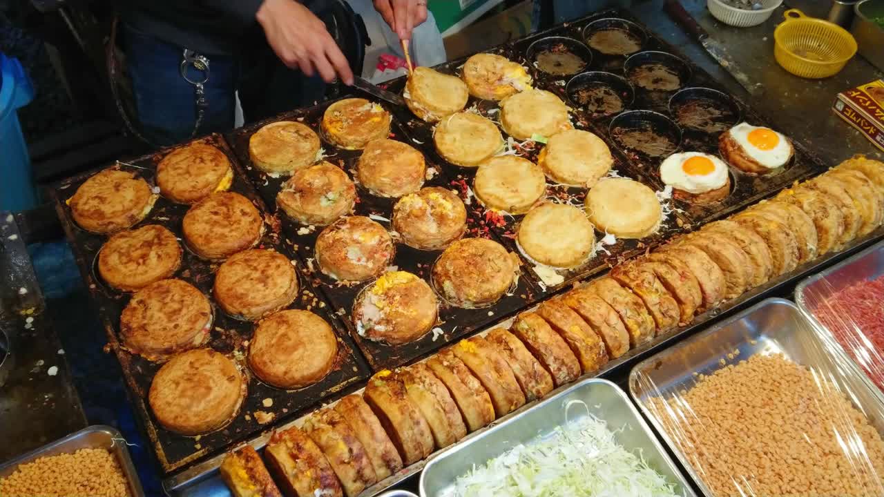 preparación y venta de comida tradicional japonesa en la calle