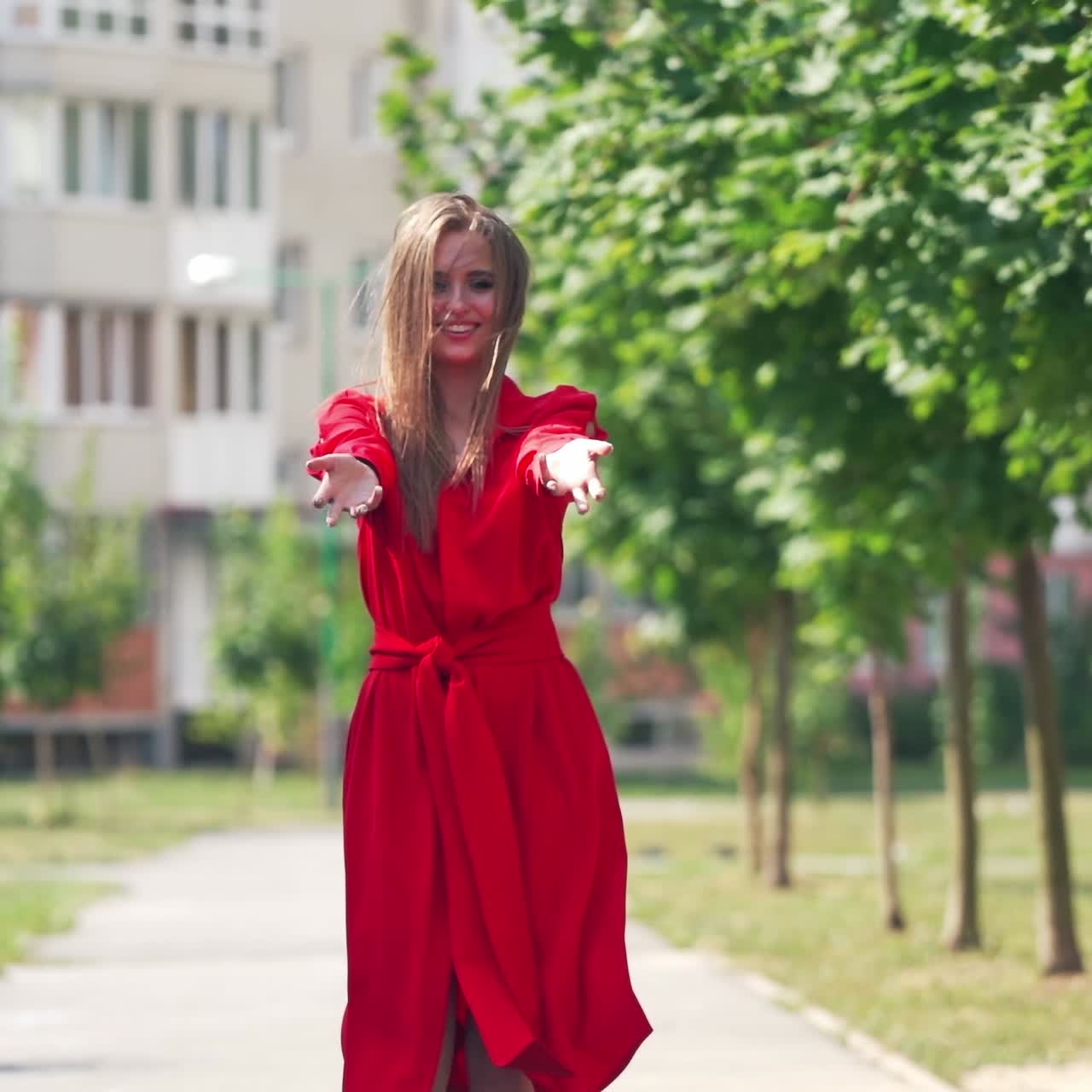 도시 거리에서 고 있는 여자