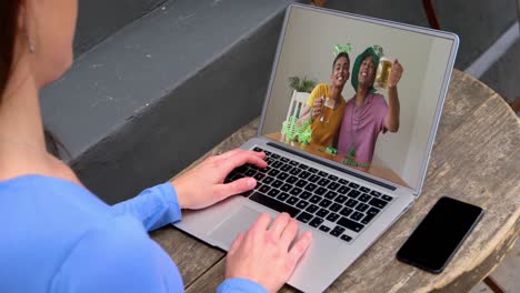 Mujer-Caucásica-En-Casa-Usando-Una-Computadora-Portátil-Haciendo-Videollamadas-El-Día-De-San-Patricio