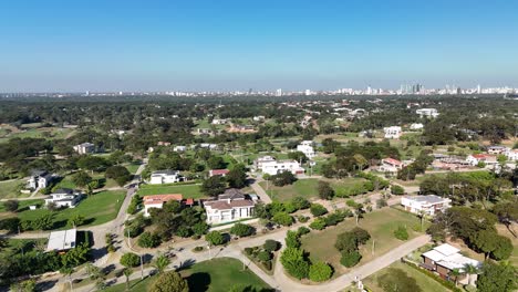 "jardín paraíso: casas en un valle verde"