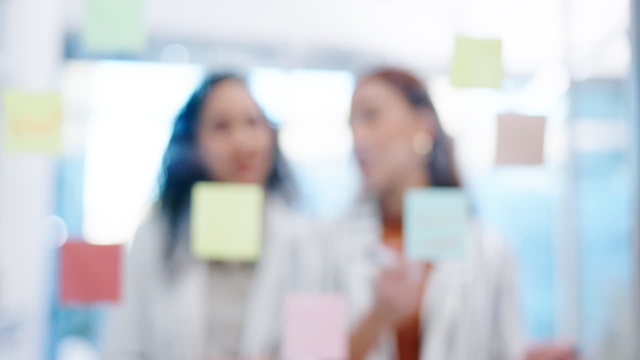 Sfocatura, persone d'affari e brainstorming su vetro