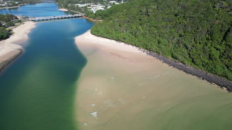 Puente-Tallebudgera-Creek-Con-Playa-De-Arena-En-Burleigh-Heads-En-Queensland,-Australia---Disparo-Aéreo-De-Drones