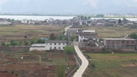 Vista-Desde-La-Ventana-De-Un-Tren-En-Marcha-En-Kunming