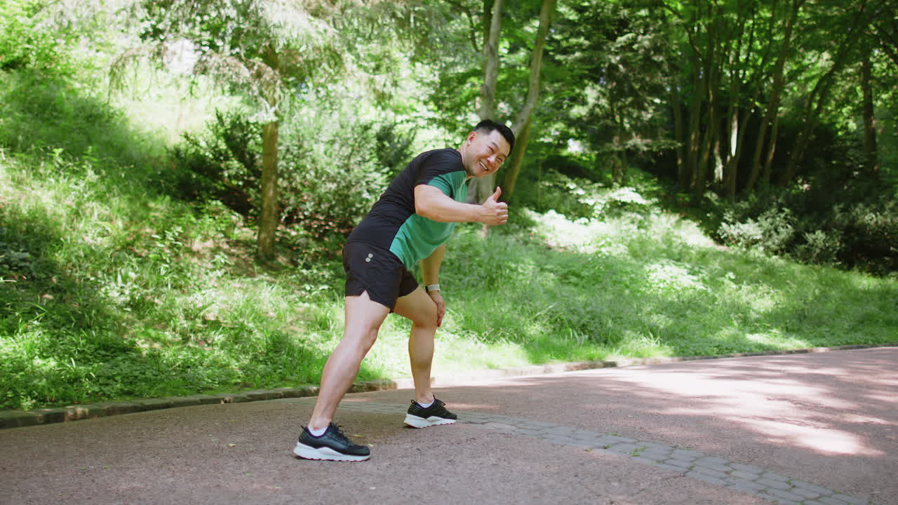 aptitud atlética deporte motivado corredor hombre entrenamiento maratón correr comenzando la carrera mostrando el pulgar hacia arriba