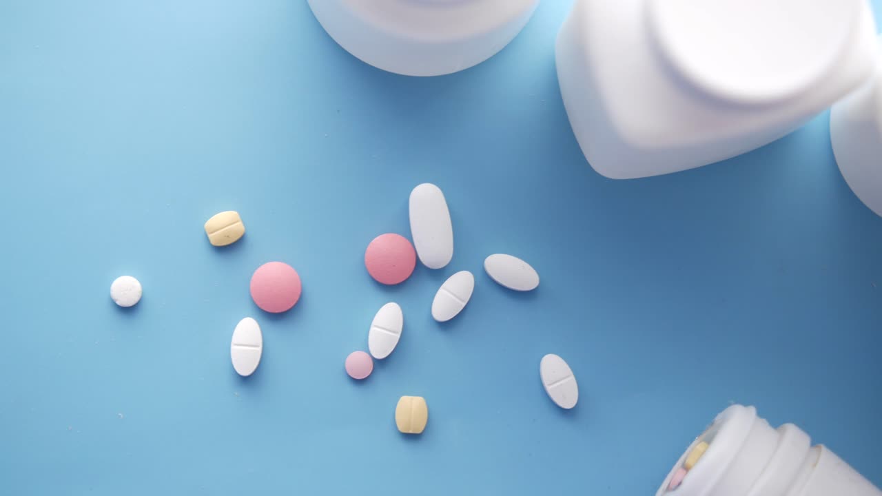 파란색 표면에 약과 약이 있습니다.