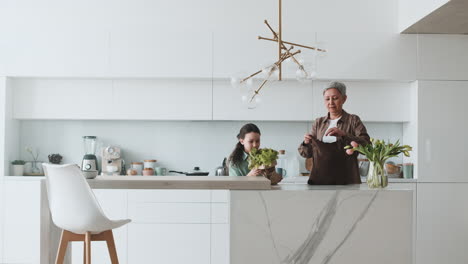 Abuela-Y-Niña-En-La-Cocina