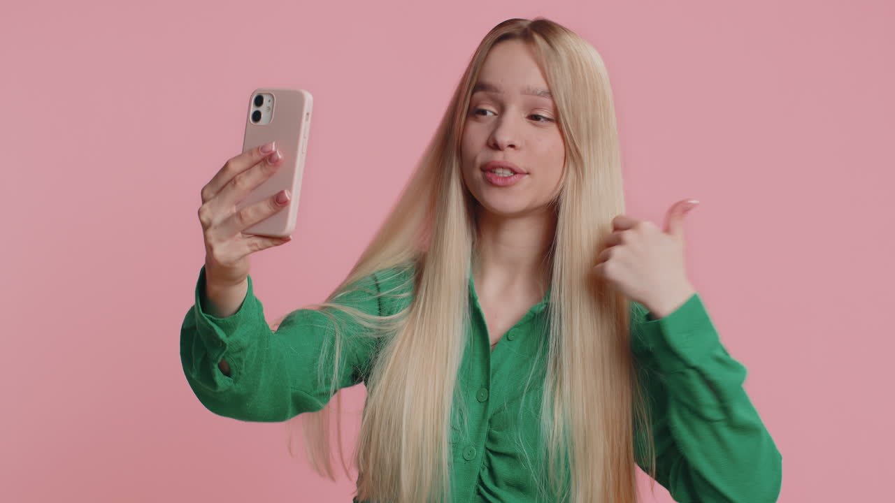 Donna felice, viaggiatrice e blogger, che si scatta un selfie con lo smartphone, comunicando in videochiamata o in diretta streaming online.