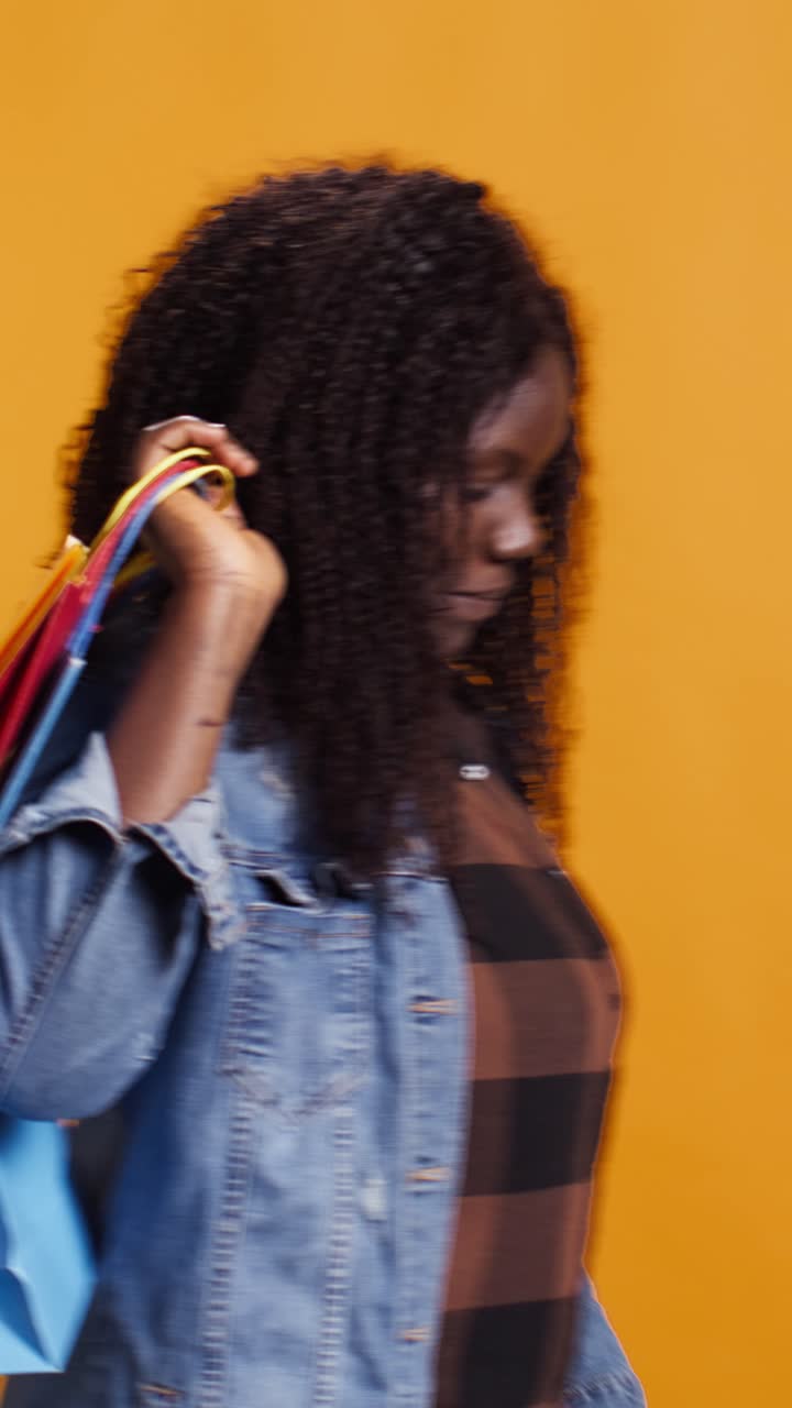 Coppia afroamericana che cammina con borse della spesa colorate