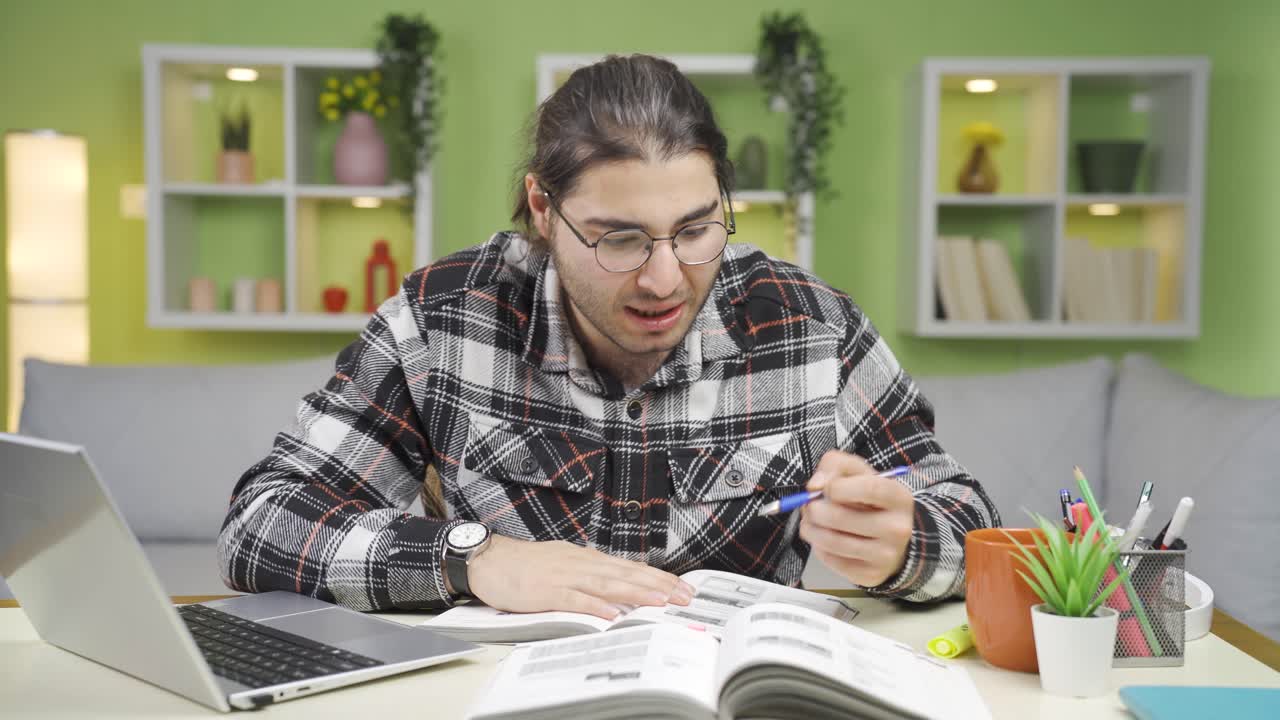 un joven con el corazón roto y molesto que piensa que está deprimido.