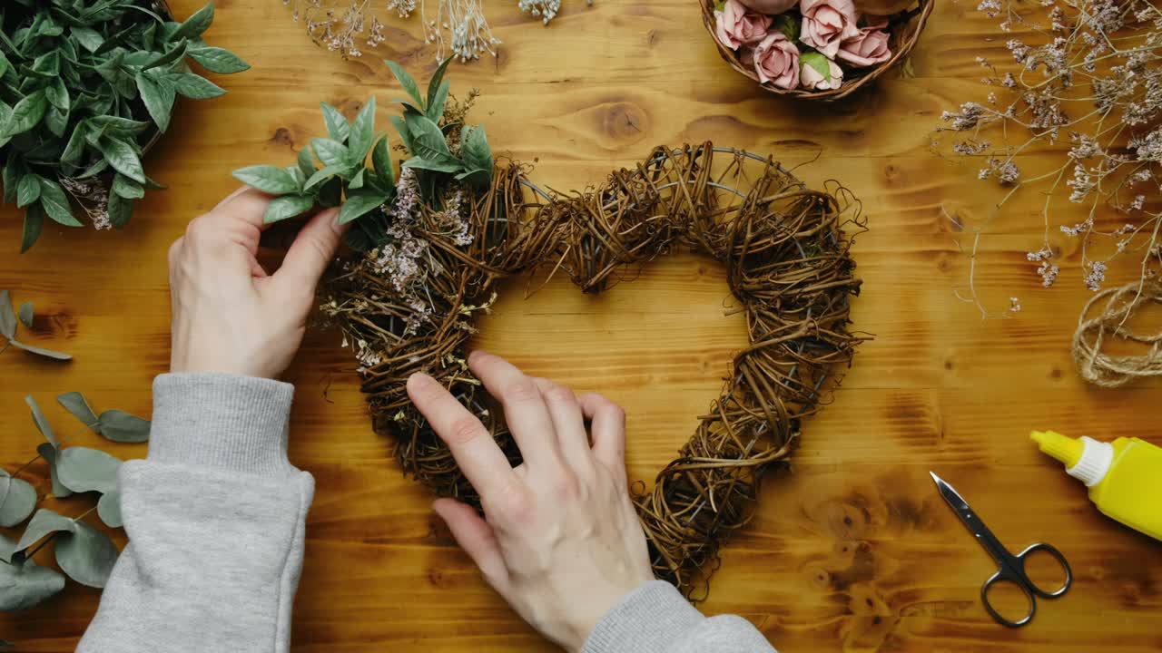 봄 가정 장식 공예. 손은 봄 꽃줄을 만니다.