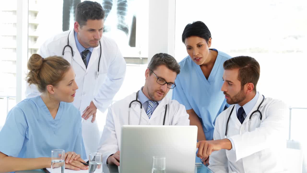 Médico charlando con su personal durante una reunión