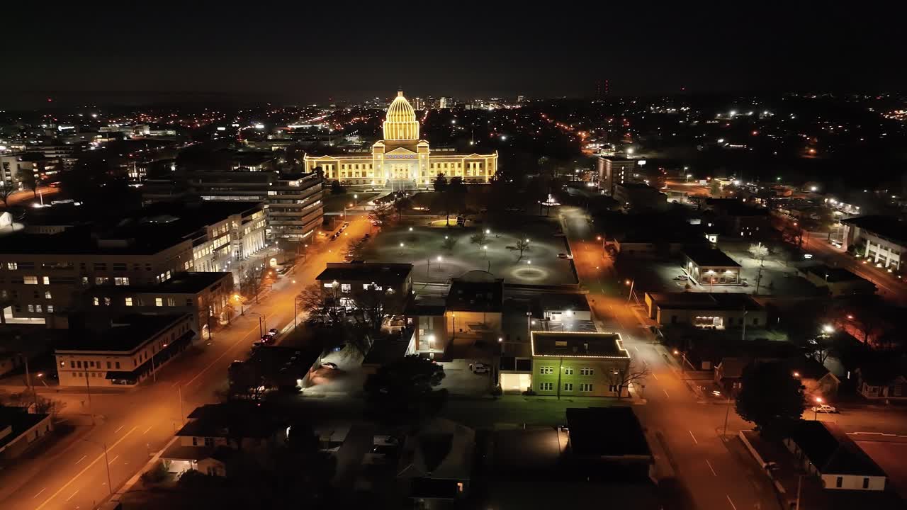 아칸소 주 리틀 록 (little rock, arkansas) 에서 밤에 아칸사스 주 의회 건물 (arkansas state capitol building) 이 무인기 영상으로 원을 가로질러 움직이고 있다.