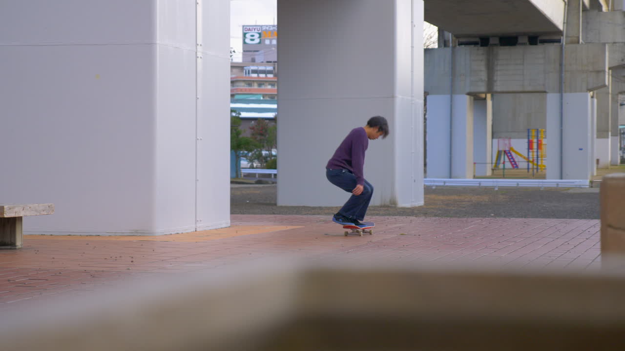 Skater giapponese figo sul suo skateboard di sera