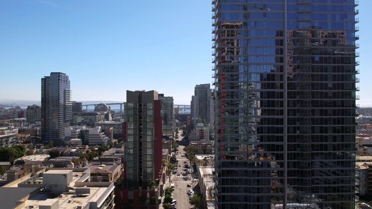 Vista aérea de drone do centro de San Diego, Califórnia, destacando o estádio Petco Park e a Ponte San Diego–Coronado. Horizonte urbano e paisagem costeira de San Diego com edifícios modernos e porto