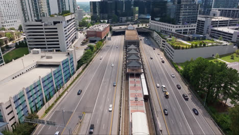 Verkehr-Auf-Der-Unterführung-Des-Highways-In-Der-Innenstadt-Von-Atlanta-City-Bei-Sonne