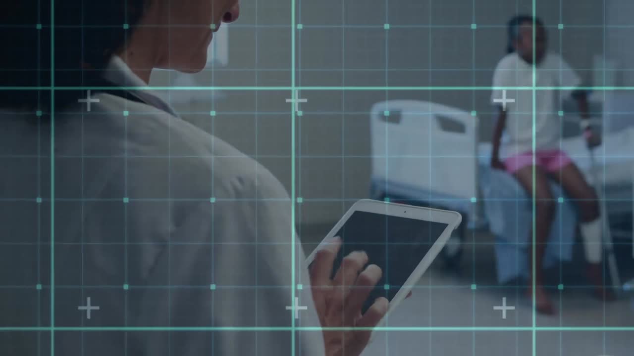 animación digital de la red de cuadrícula que se mueve contra la vista trasera de una doctora que usa una tableta digital y