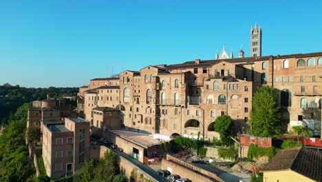 Fantastischer-Flug-Von-Oben-Aus-Der-Luft,-Mittelalterliche-Stadt-Siena,-Toskana,-Italien