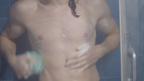 hombre tomando una ducha.