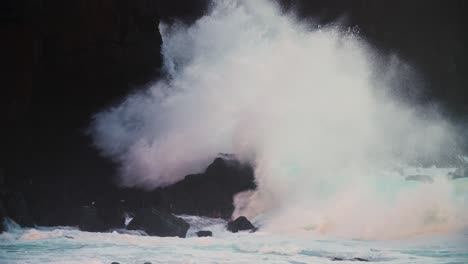 las olas chocan contra una costa rocosa