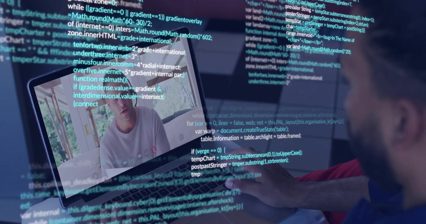Homem movendo as mãos no laptop durante uma chamada, com sobreposição de código rolando, obscurecendo as mãos e a tela para revisão
