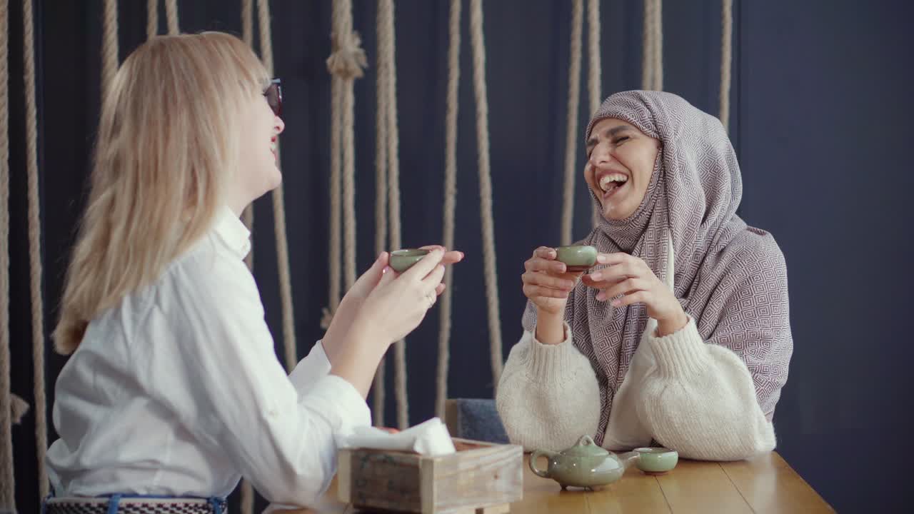 두 여인이 카페에서 차를 즐기고 있다.