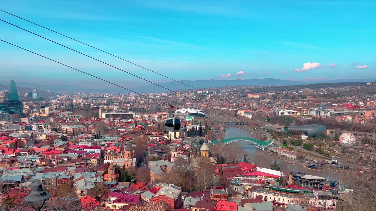vista superior de tbilisi. el teleférico sube la colina.