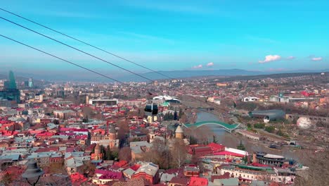 vista superior de tbilisi. el teleférico sube la colina.