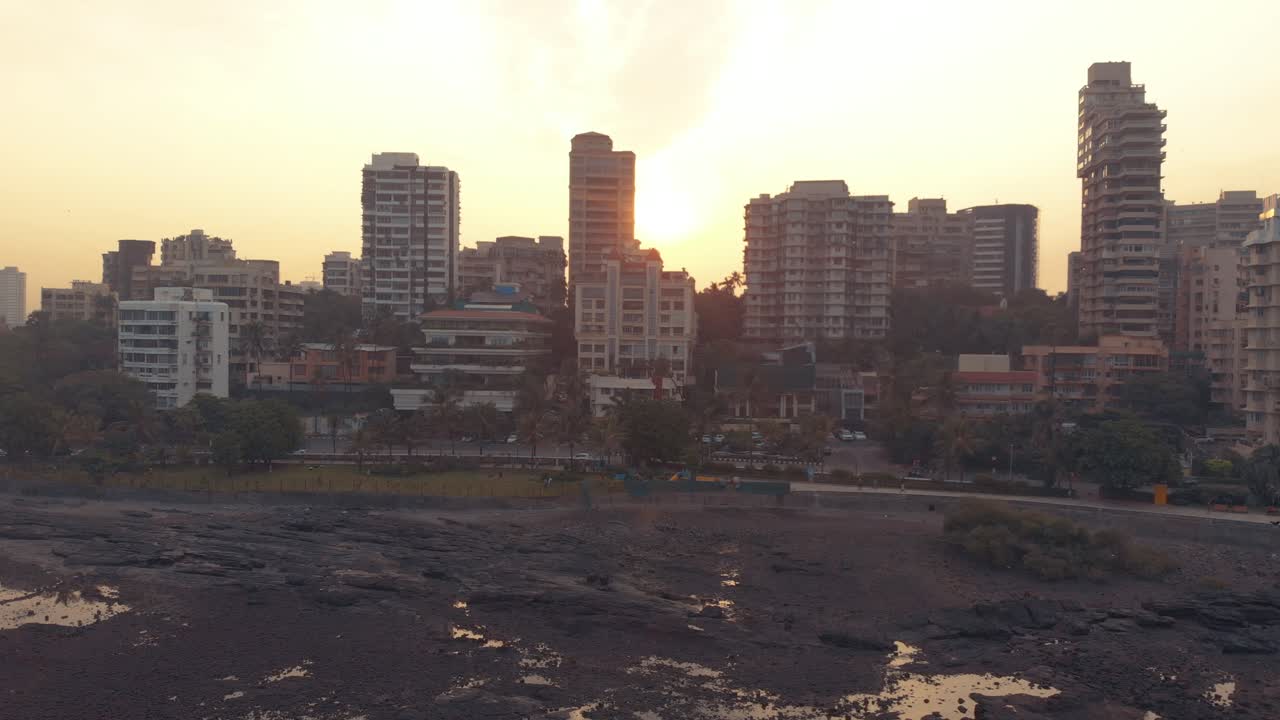 disparo de drones a lo largo de una costa rocosa de la ciudad costera durante la marea baja al amanecer en mumbai