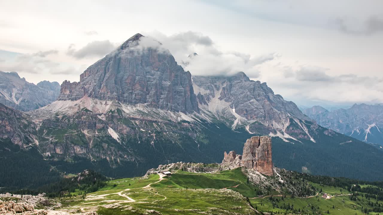 lapso de tiempo de la formación de la montaña cinque torri en el paisaje escénico de los dolomitas