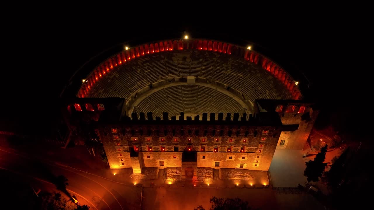Rovine dell'anfiteatro di Aspendos illuminate dalla luna a Serik, Turchia