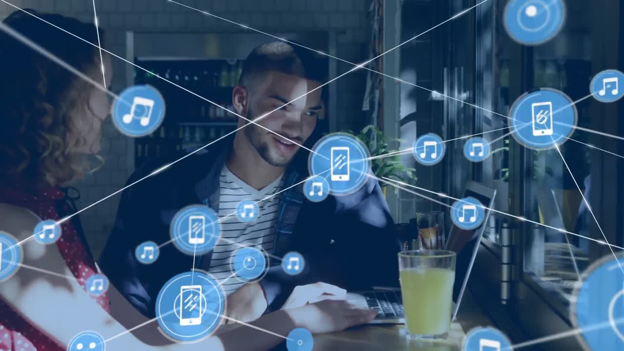 animación de una red de iconos digitales sobre un hombre y una mujer diversos discutiendo en una computadora portátil en una cafetería