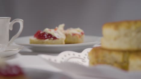 Nahaufnahme-Eines-Traditionellen-Britischen-Nachmittagstees-Mit-Scones,-Sahne-Und-Marmelade-4