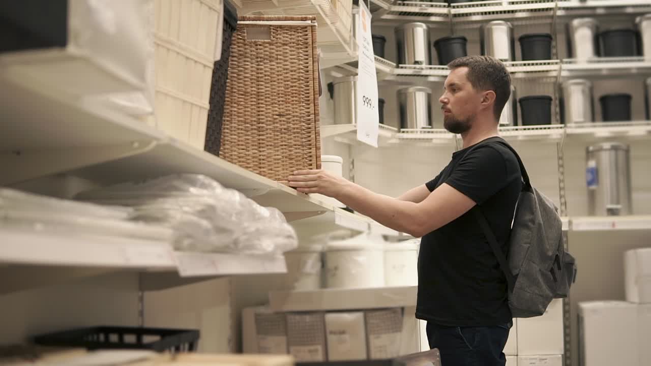 가정용 물품 가게 에서 바구니 를 구입 하는 사람