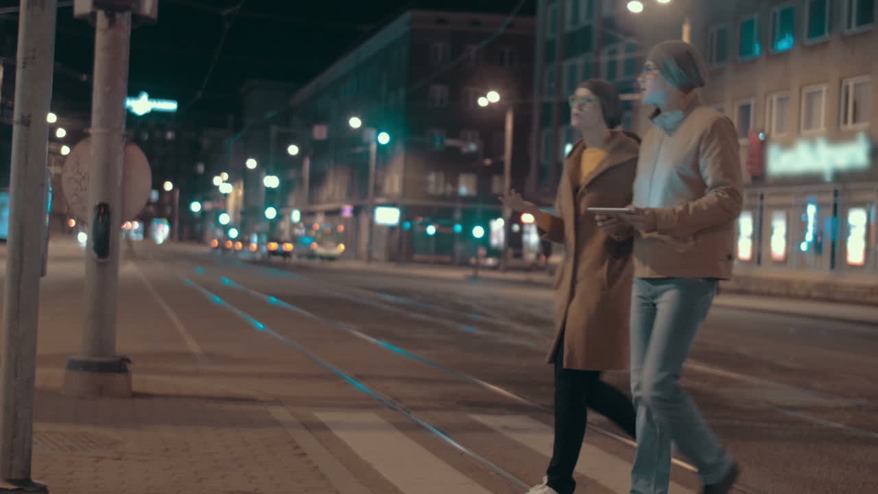 молодая пара использует блокнот, чтобы найти путь в большом городе.