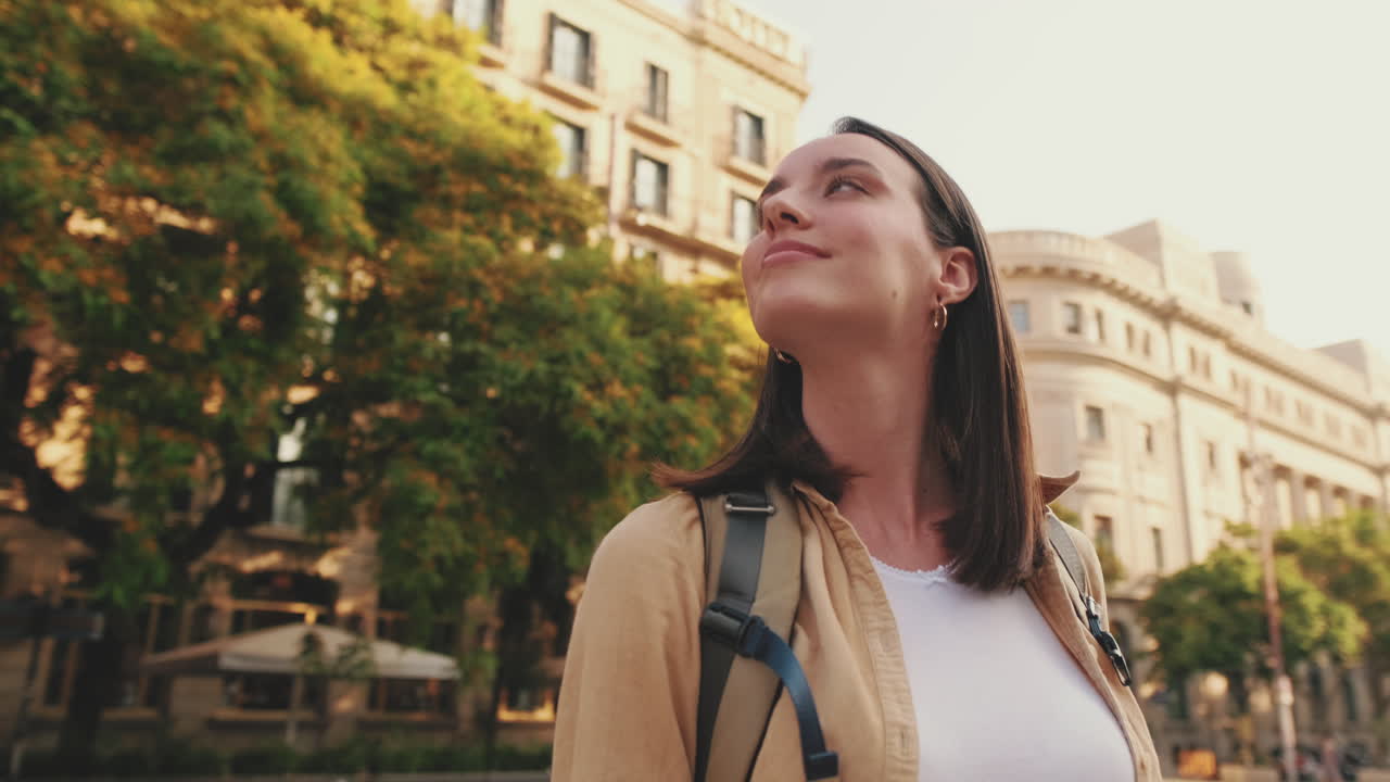 Donna che guarda i palazzi della città