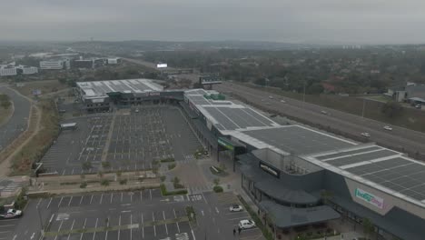 Antena-De-Drones-De-Un-Aparcamiento-De-Centro-Comercial-Vacío-Con-Paneles-Solares