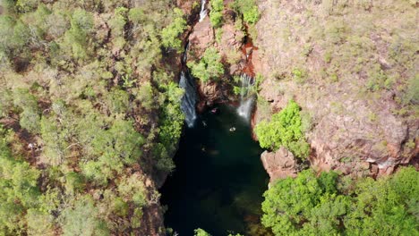 vista aérea de las cataratas de florencia en un día soleado de verano en el parque nacional litchfield, territorio del norte de australia