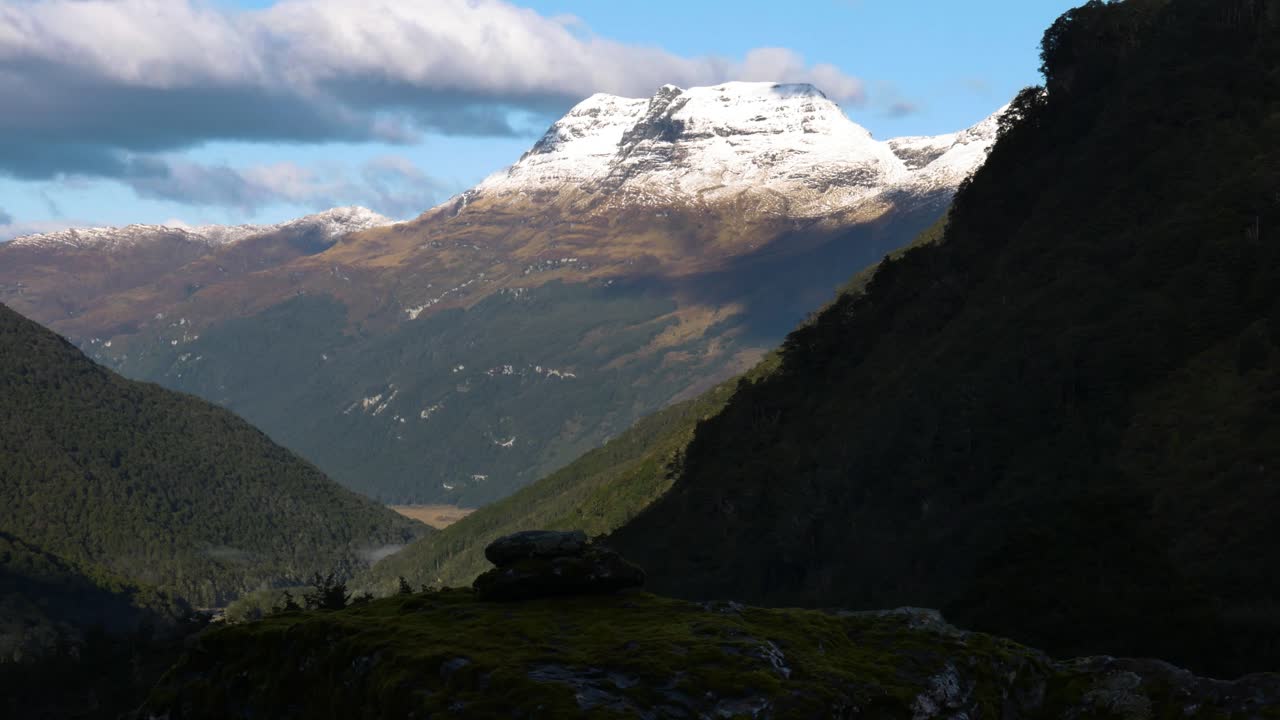 valle masivo a la sombra de la montaña cubierta de nieve