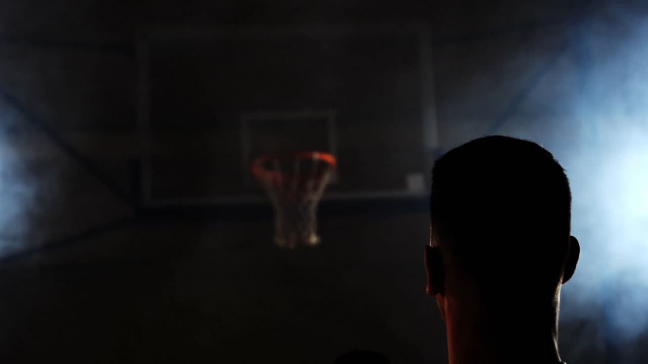 deportista jugando al baloncesto