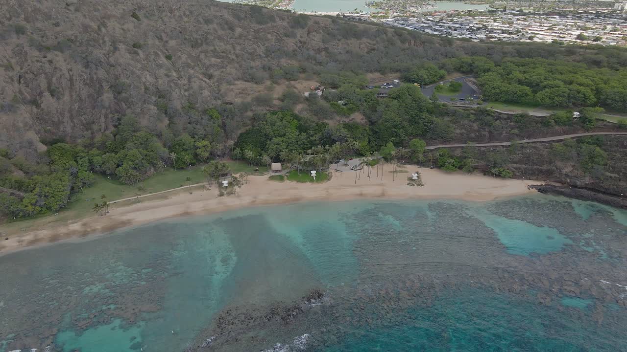 Veduta aerea della Baia di Hanauma con acqua calma, inclinazione verso il basso