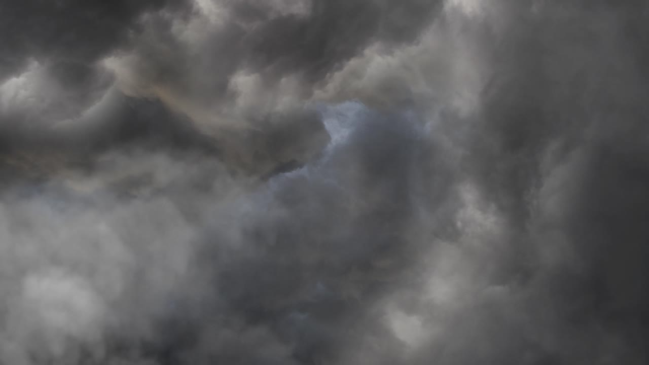 una tormenta eléctrica dentro de las nubes oscuras en el cielo