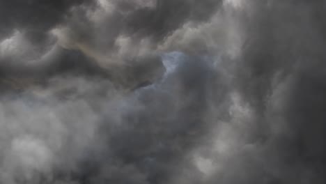 una tormenta eléctrica dentro de las nubes oscuras en el cielo