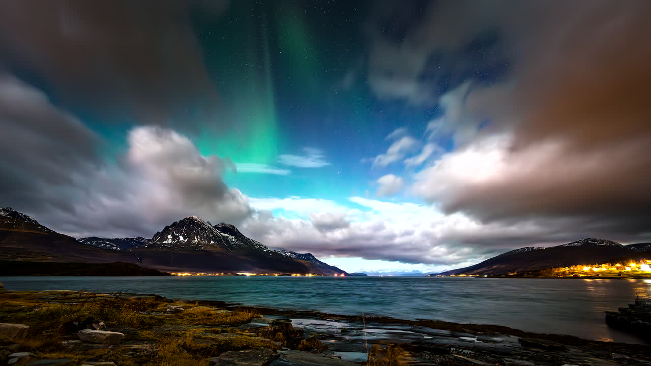 luces del norte, aurora boreal durante el invierno en hella, islandia.